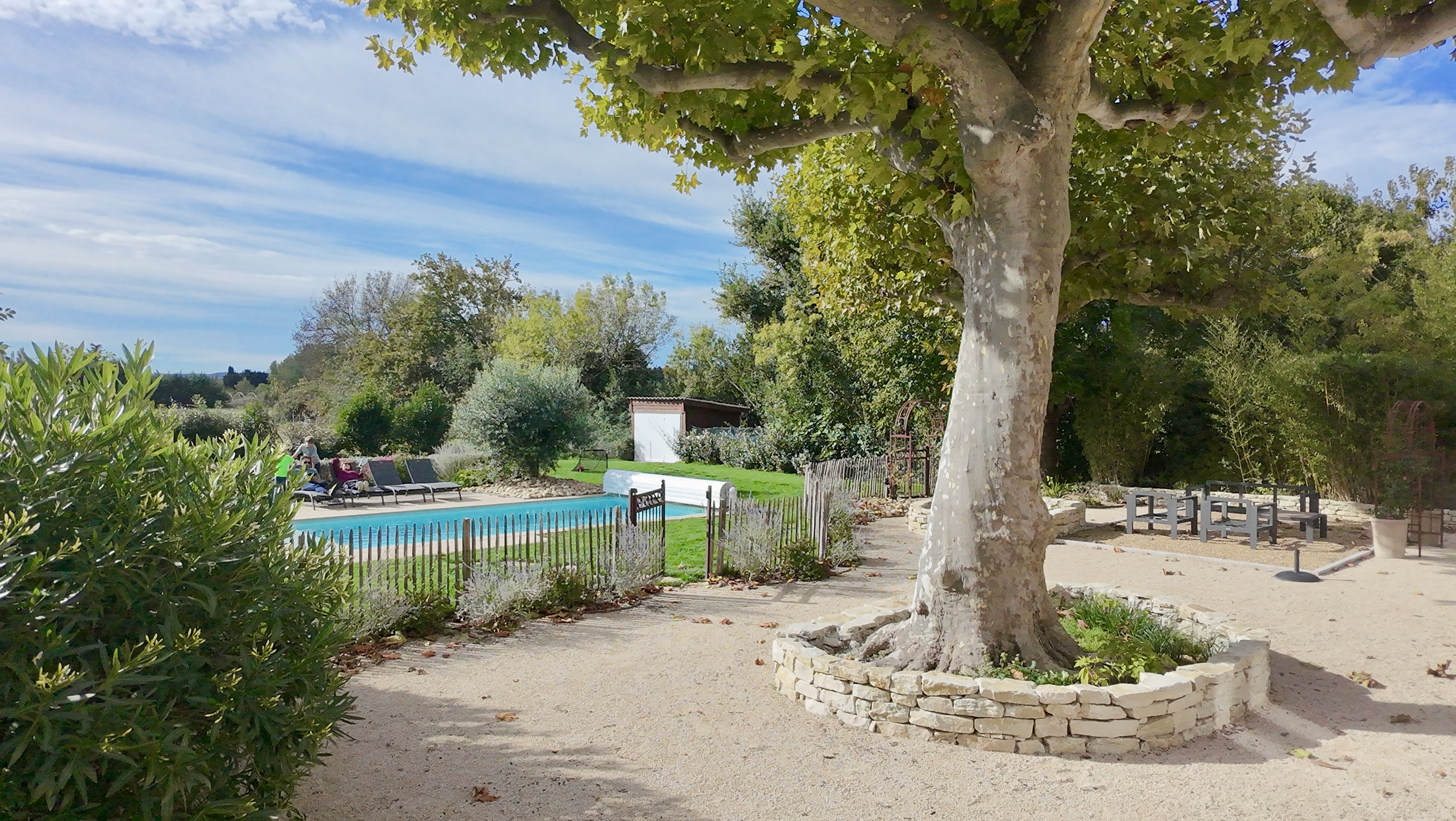 La vue de la piscine du Mas des Mians